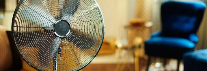Ein Ventilator steht in einem Wohnzimmer.
